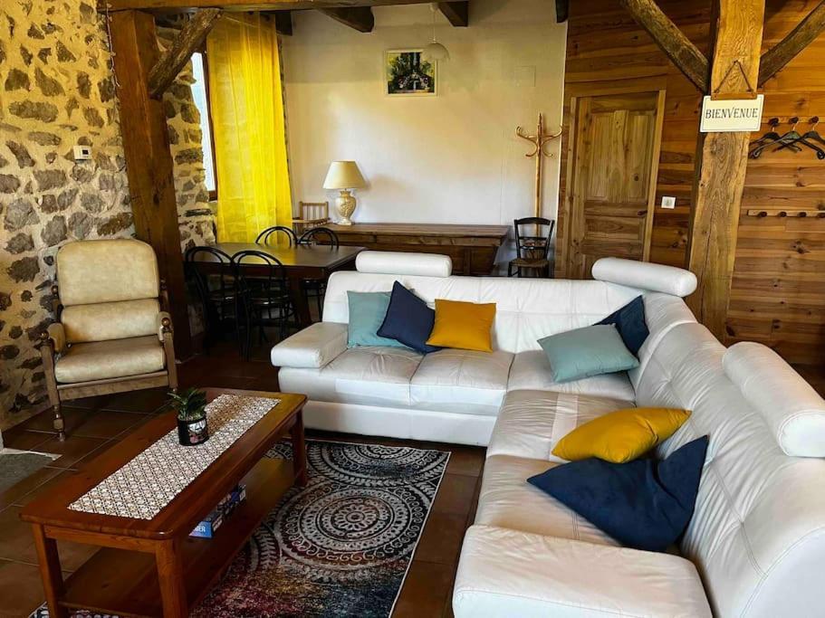 Gite A La Ferme Au Coeur De L'Auvergne Saint-Hippolyte  Екстер'єр фото