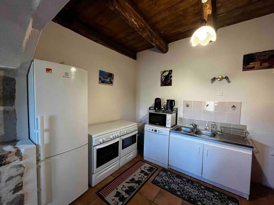 Gite A La Ferme Au Coeur De L'Auvergne Saint-Hippolyte  Екстер'єр фото